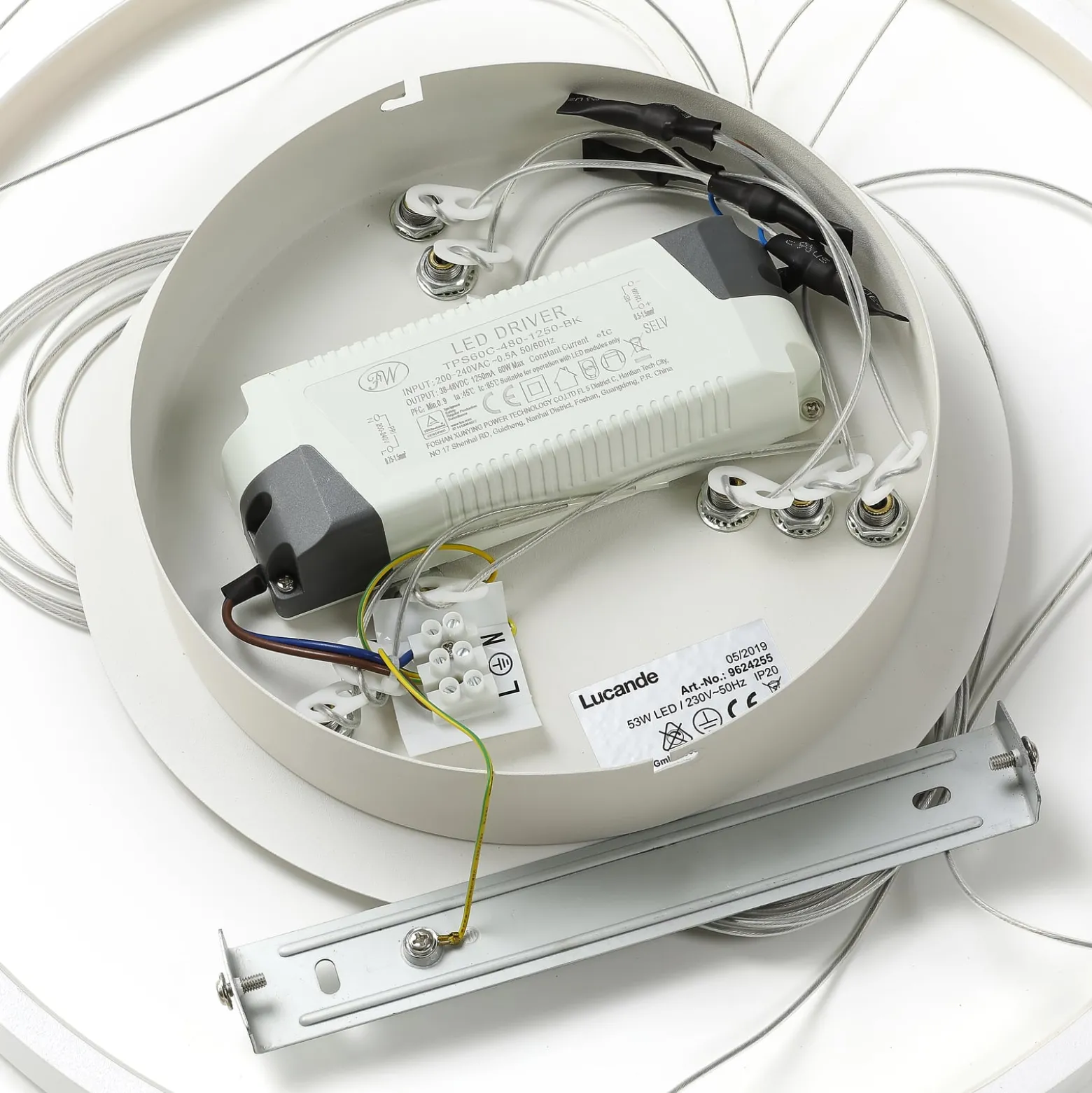Lucande LED-Pendelleuchte Ezana, weiß, Metall, Ø 80cm