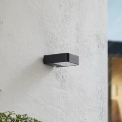 Lucande LED-Solarwandlampe Dava, 5 cm hoch, Alu, Sensor