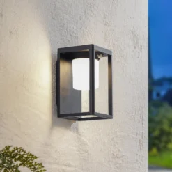 Lucande LED-Solar-Wandleuchte Tilena, schwarz, Alu, Sensor