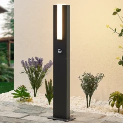 Lucande LED-Wegelampe Virgalia, Bewegungsmelder, 65 cm, IP54