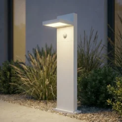 Lucande LED-Wegeleuchte Silvan, weiß, 65 cm, Sensor, IP54