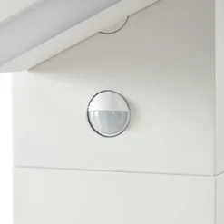 Lucande LED-Wegeleuchte Silvan, weiß, 100 cm, Sensor, IP54
