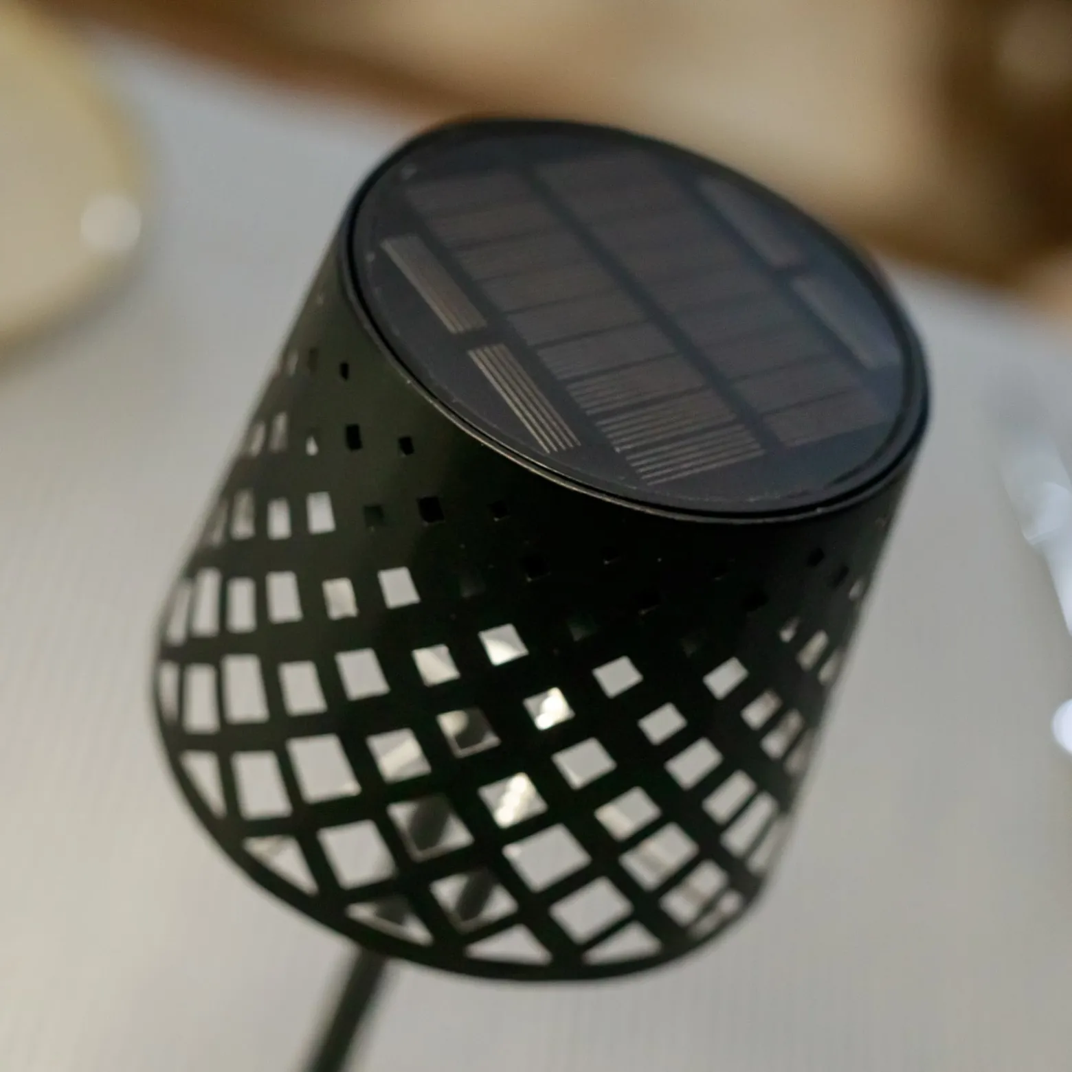 Newgarden LED-Solar-Tischleuchte Gretita, schwarz, Metall