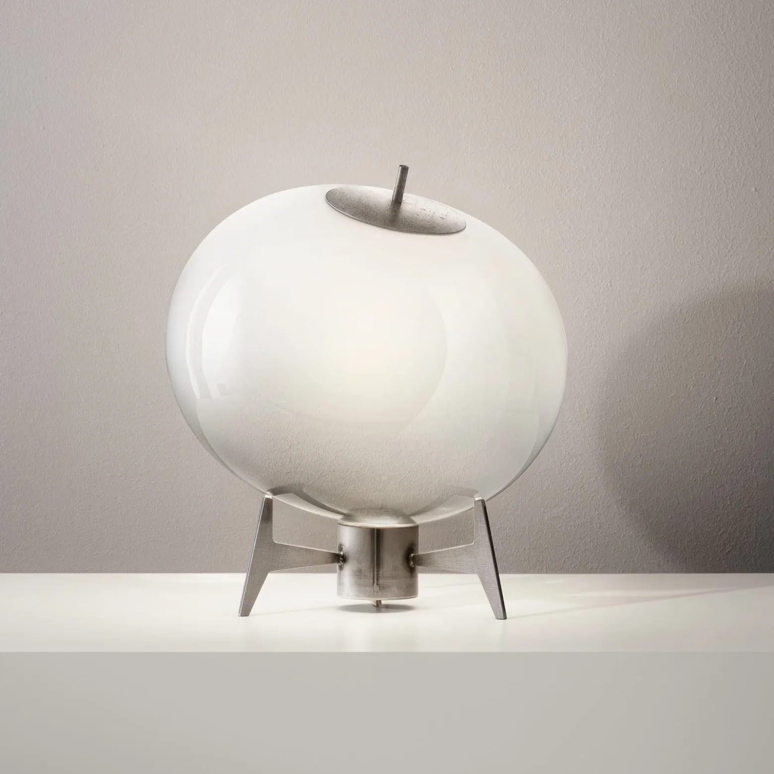 OLEV Antartic Designer-Tischleuchte opal/titan