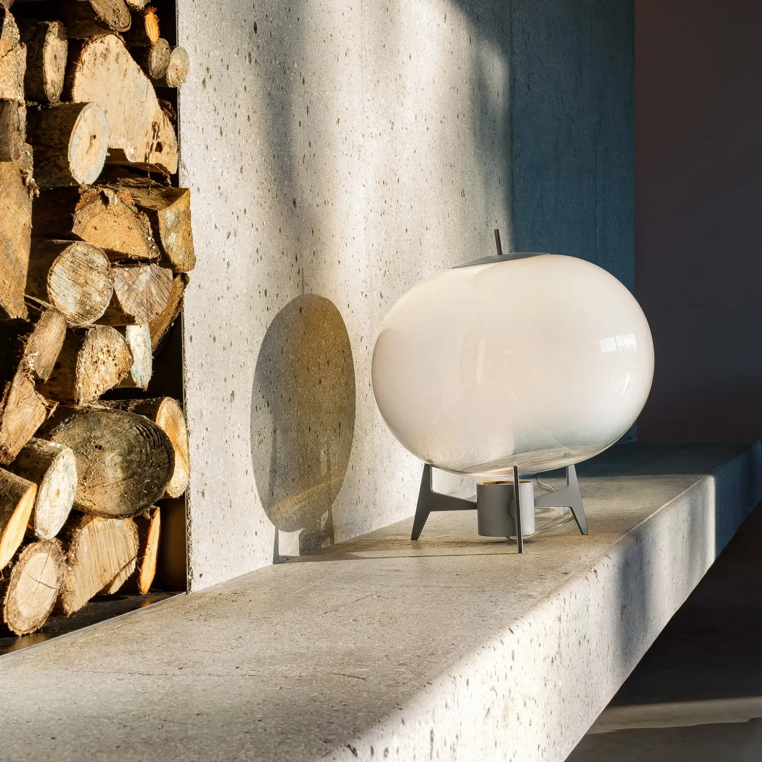 OLEV Antartic Designer-Tischleuchte opal/titan