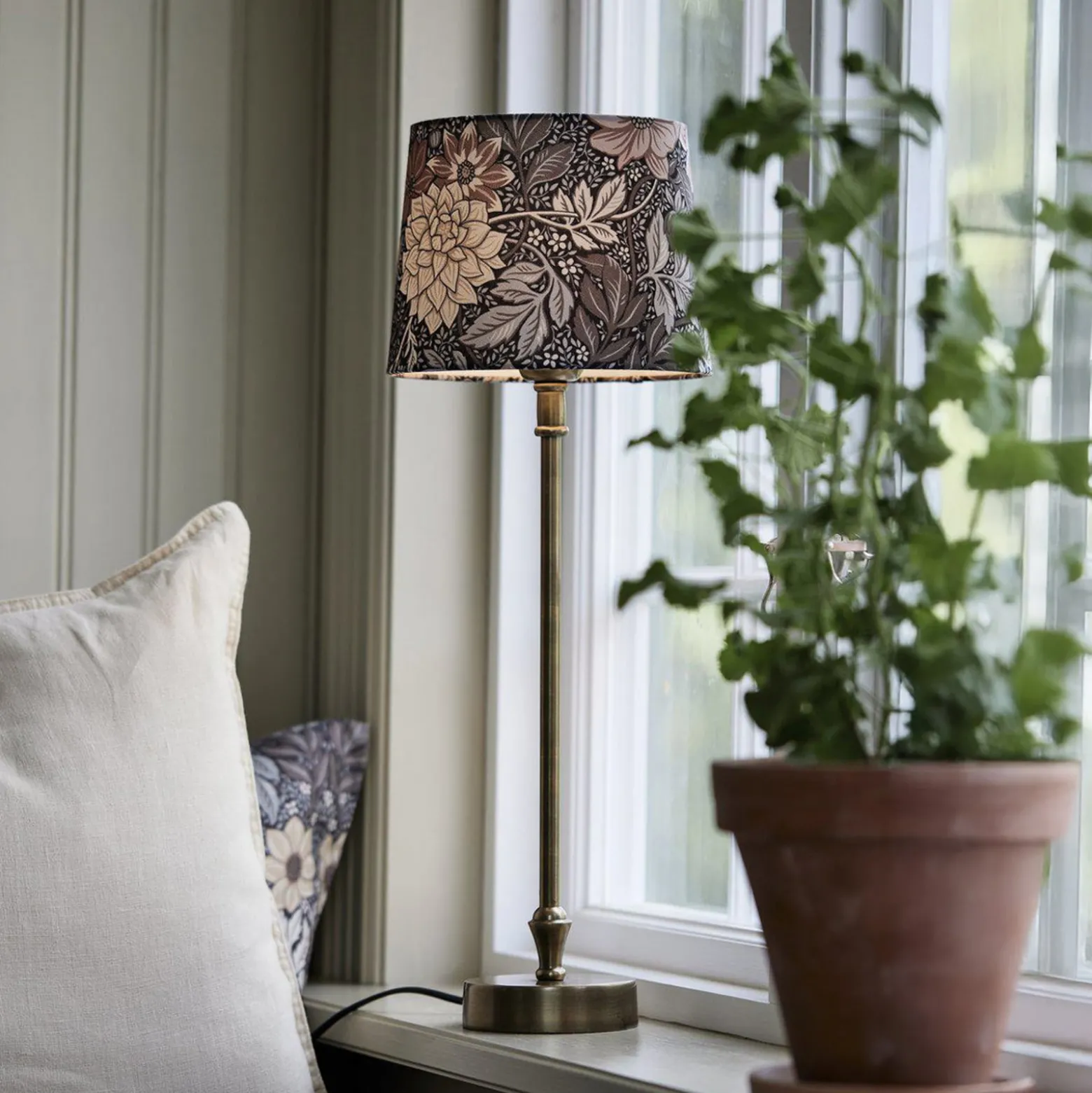 PR Home Tischlampe Liam Sofia Dahlia Brown bunt/messing 55cm