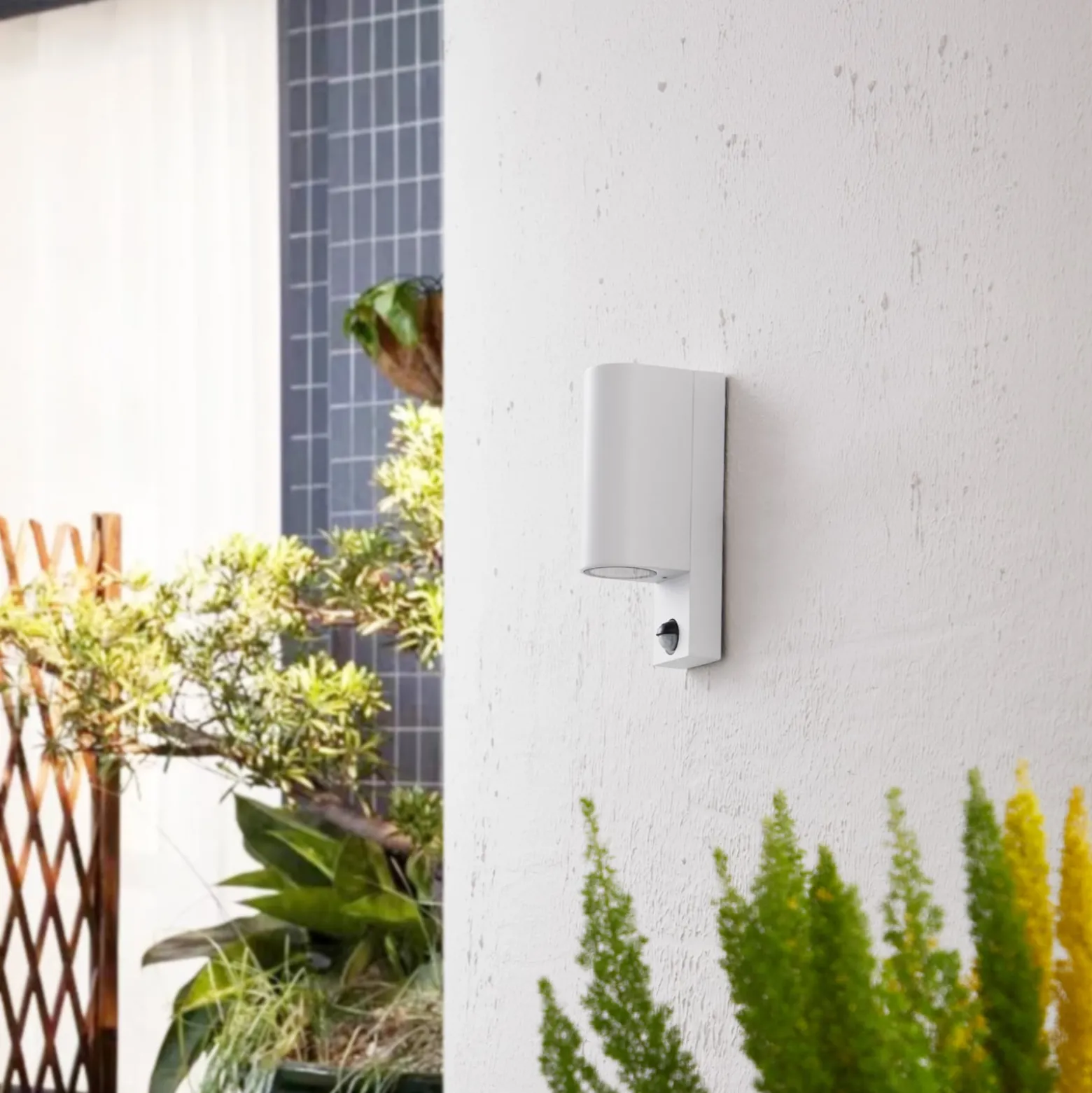 Prios Außenwandleuchte Tetje, weiß, rund, Sensor