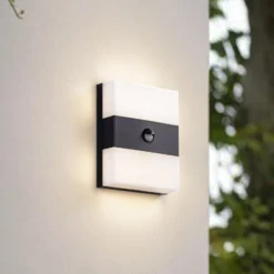 Prios LED-Außenwandleuchte Teekon, anthrazit, Sensor, IP44
