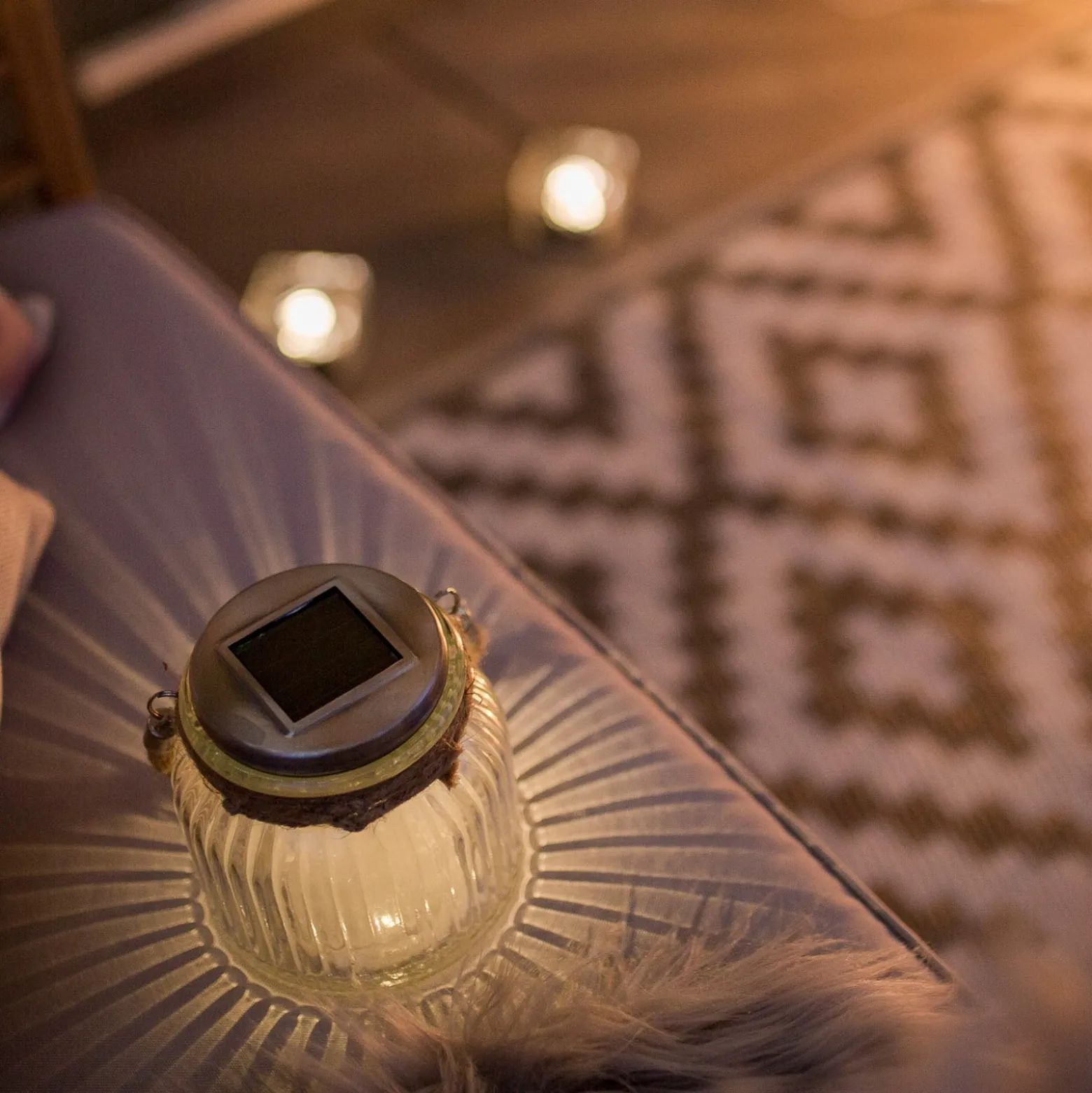 Solarbetriebene LED-Tischleuchte Jar aus Glas