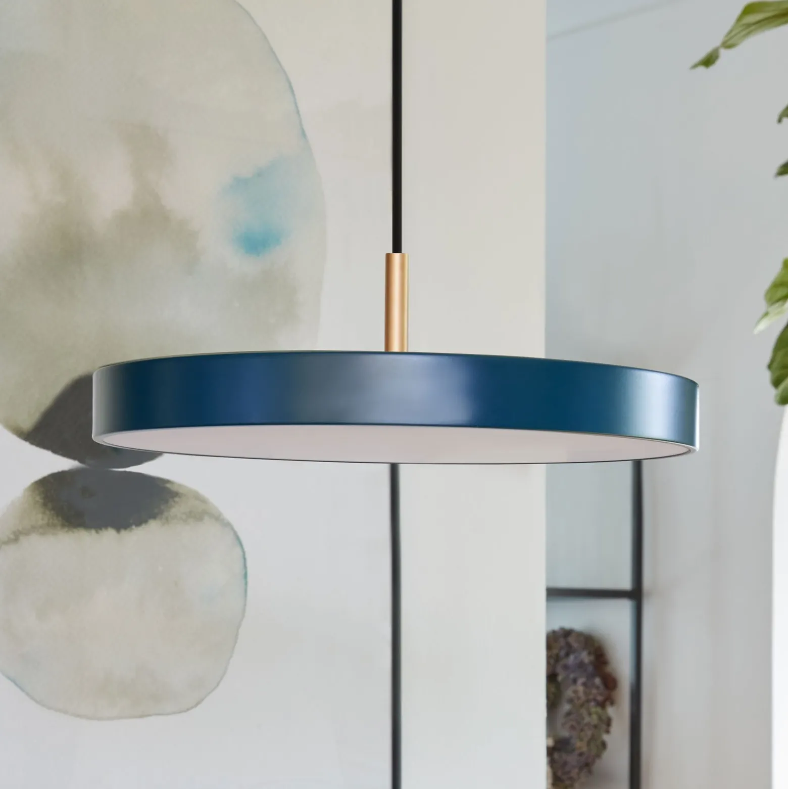 UMAGE LED-Hängeleuchte Asteria Mini, petrol/messing, Ø 31 cm